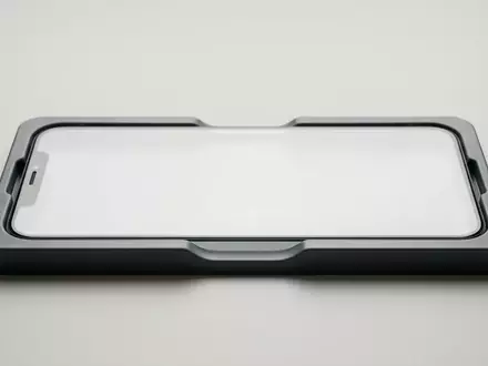 Fotorealistische Studioaufnahme von Displayschutzfolie zum Thema Spigen GLAS.tR EZ FIT, klare Lichtfuehrung - Foto: THN