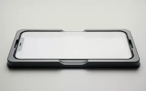 Fotorealistische Studioaufnahme von Displayschutzfolie zum Thema Spigen GLAS.tR EZ FIT, klare Lichtfuehrung - Foto: THN