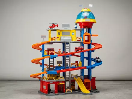 Fotorealistische Studioaufnahme von Spielturm zum Thema PAW Patrol Lookout Tower, klare Lichtfuehrung - Foto: THN