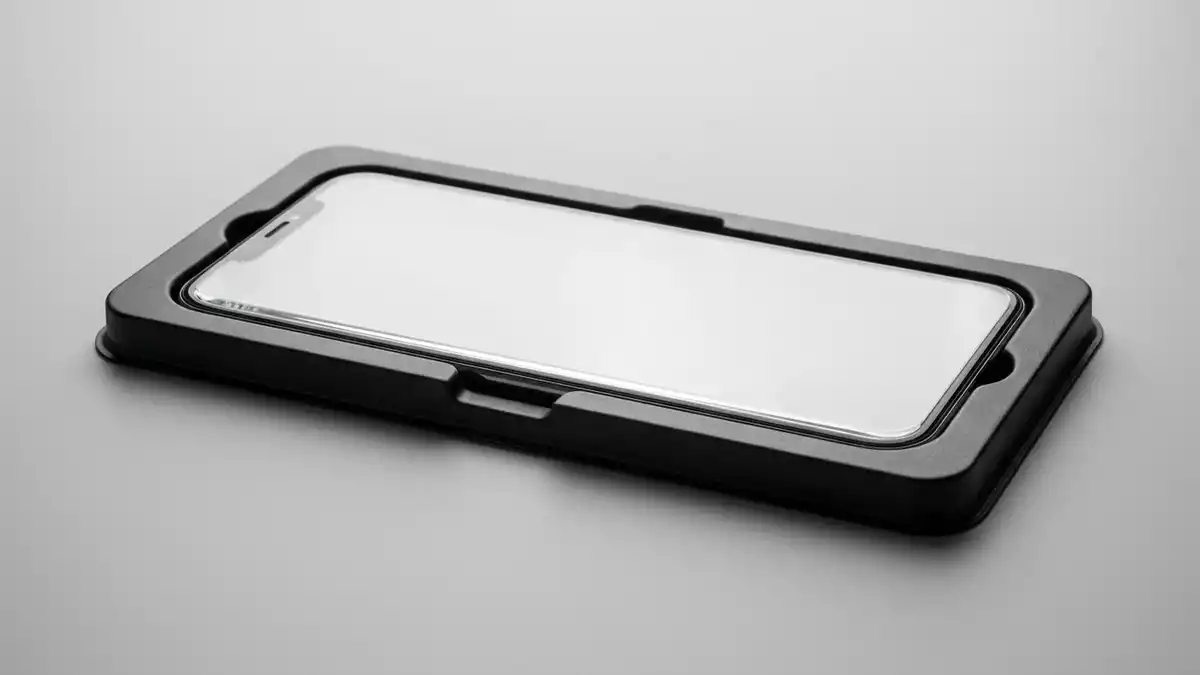 Fotorealistische Studioansicht von Displayschutzfolie in neutraler Produktdarstellung