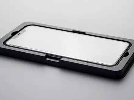 Fotorealistische Studioaufnahme von Displayschutzfolie zum Thema Spigen GLAS.tR EZ FIT, klare Lichtfuehrung - Foto: THN