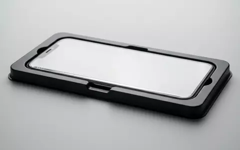 Fotorealistische Studioaufnahme von Displayschutzfolie zum Thema Spigen GLAS.tR EZ FIT, klare Lichtfuehrung - Foto: THN