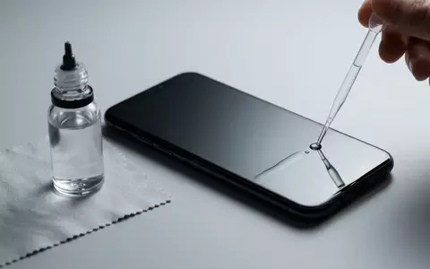 Fotorealistische Studioaufnahme von Fluessiger Displayschutz zum Thema Spigen Nano Liquid Displayschutz, klare Lichtfuehrung - Foto: THN