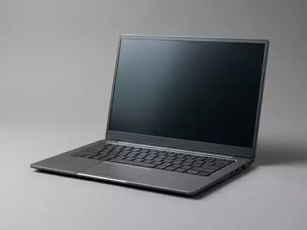 Fotorealistische Studioaufnahme von Laptop zum Thema Lenovo ThinkPad T14s Gen, klare Lichtfuehrung - Foto: THN