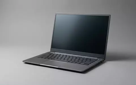 Fotorealistische Studioaufnahme von Laptop zum Thema Lenovo ThinkPad T14s Gen, klare Lichtfuehrung - Foto: THN