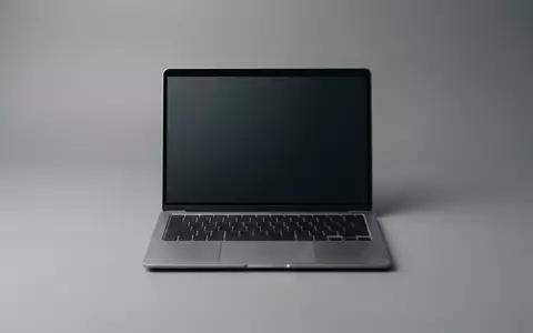 Fotorealistische Studioaufnahme von Laptop zum Thema Lenovo ThinkPad X1 Carbon, klare Lichtfuehrung - Foto: THN