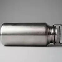 Fotorealistische Studioaufnahme von Edelstahl-Trinkflasche zum Thema Hydro Flask Wide Mouth, klare Lichtfuehrung - Foto: THN