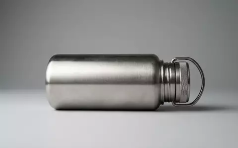 Fotorealistische Studioaufnahme von Edelstahl-Trinkflasche zum Thema Hydro Flask Wide Mouth, klare Lichtfuehrung - Foto: THN