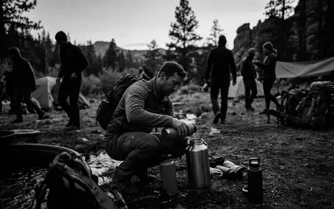 Schwarzweiss-Reportage mit Edelstahl-Trinkflasche zum Thema Hydro Flask Wide Mouth, hoher Kontrast, sachlich dargestellt - Foto: THN