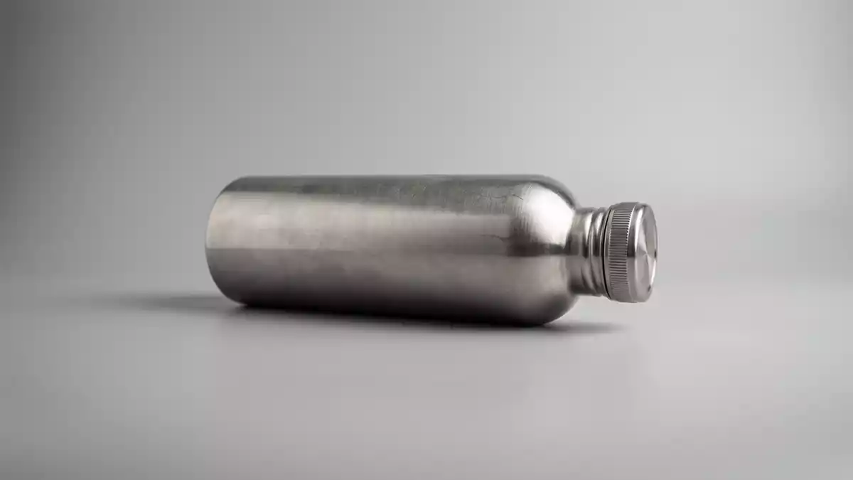 Fotorealistische Studioansicht von Edelstahl-Trinkflasche in neutraler Produktdarstellung