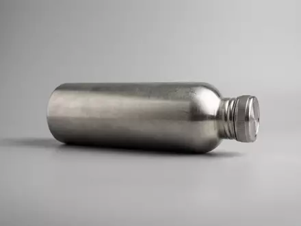 Fotorealistische Studioaufnahme von Edelstahl-Trinkflasche zum Thema Hydro Flask Standard Mouth, klare Lichtfuehrung - Foto: THN
