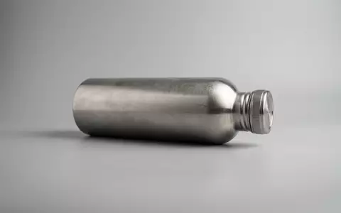 Fotorealistische Studioaufnahme von Edelstahl-Trinkflasche zum Thema Hydro Flask Standard Mouth, klare Lichtfuehrung - Foto: THN