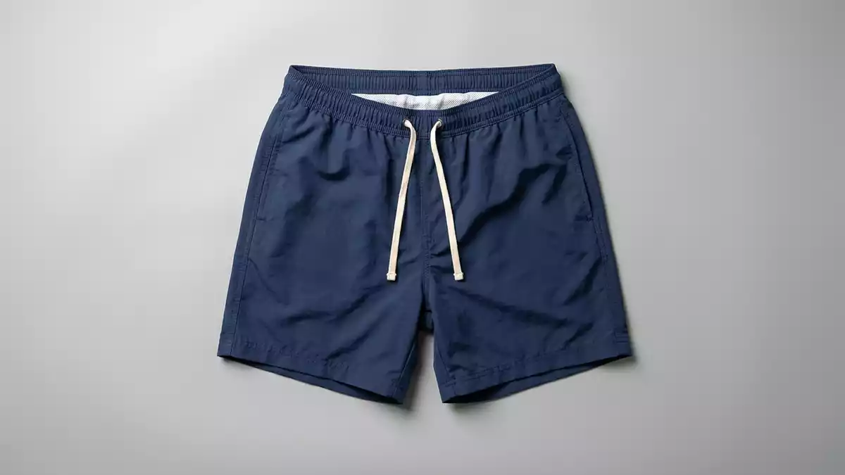 Fotorealistische Studioansicht von Badeshorts in neutraler Produktdarstellung, neutral