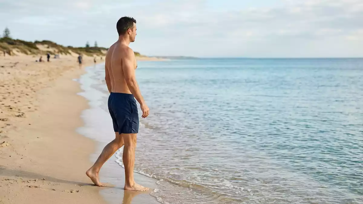 Fotorealistische Ansicht von Badeshorts am Strand in realer Umgebung, neutral