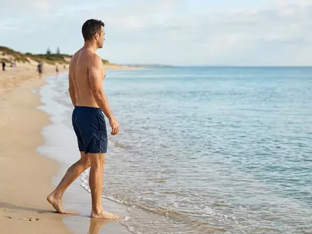 Fotorealistische Aufnahme von Badeshorts am Strand zum Thema Hurley Herren One &, natuerliches Licht - Foto: THN