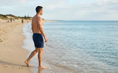 Fotorealistische Aufnahme von Badeshorts am Strand zum Thema Hurley Herren One &, natuerliches Licht - Foto: THN