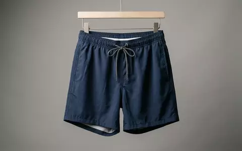 Fotorealistische Studioaufnahme von Badeshorts zum Thema Hurley Herren Phantom 18, klare Lichtfuehrung - Foto: THN
