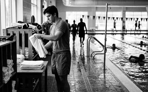Schwarzweiss-Reportage mit Badeshorts zum Thema Hurley Herren Phantom 18, hoher Kontrast, sachlich dargestellt - Foto: THN