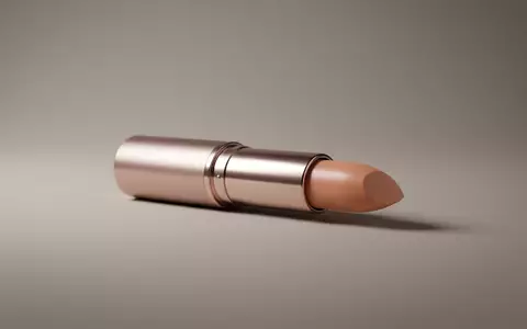 Fotorealistische Studioaufnahme von Lippenstift zum Thema Charlotte Tilbury Pillow Talk, klare Lichtfuehrung - Foto: THN