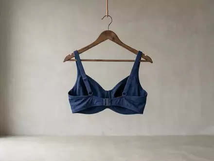 Fotorealistische Studioaufnahme von Bikinioberteil zum Thema Chantelle Damen Bikini-Top Emblem, klare Lichtfuehrung - Foto: THN