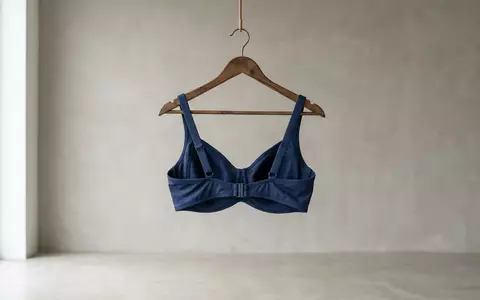 Fotorealistische Studioaufnahme von Bikinioberteil zum Thema Chantelle Damen Bikini-Top Emblem, klare Lichtfuehrung - Foto: THN