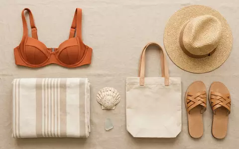 Flatlay-Arrangement rund um Bikinioberteil zum Thema Chantelle Damen Bikini-Top Emblem, weiches Oberlicht - Foto: THN