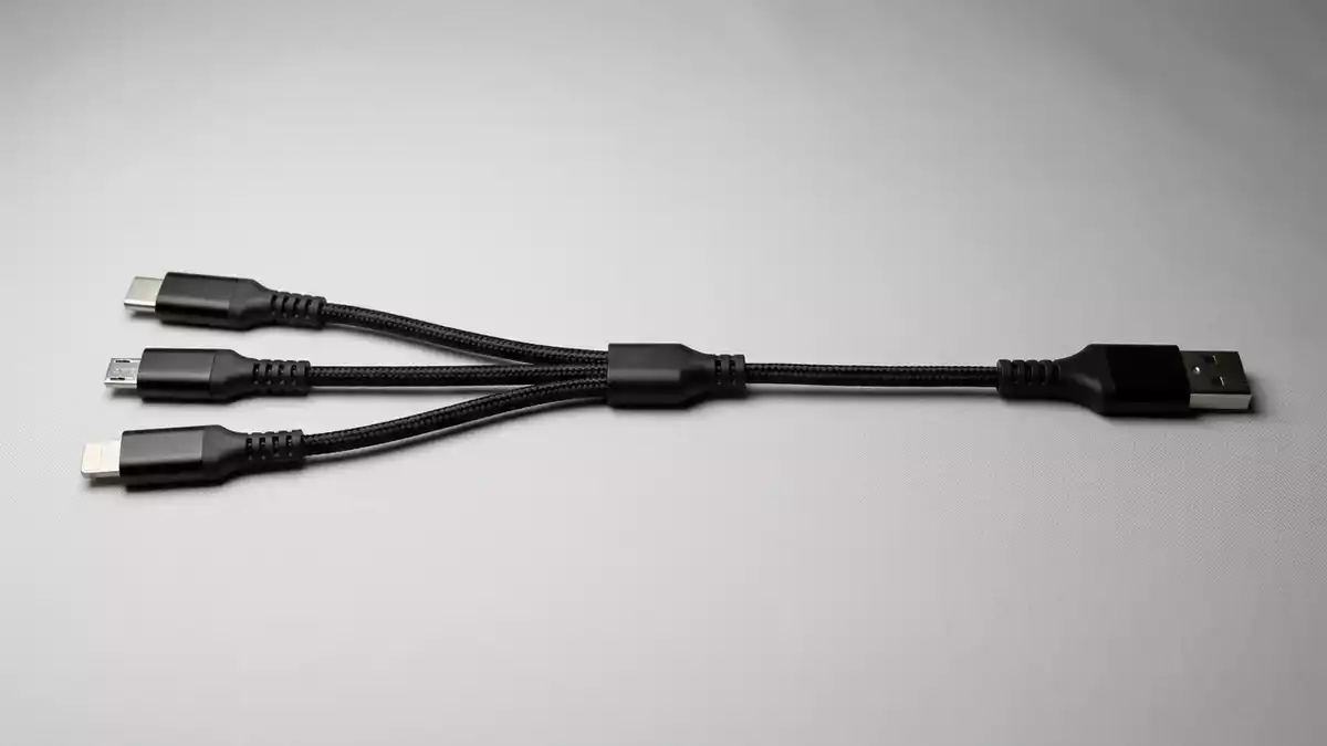 Fotorealistische Studioansicht von Mehrfachkabel in neutraler Produktdarstellung