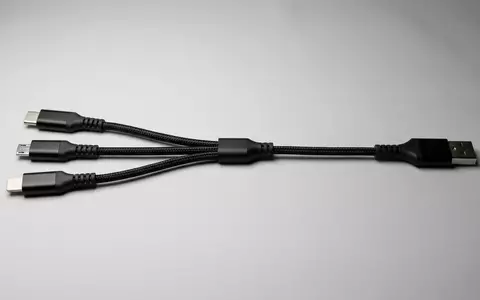Fotorealistische Studioaufnahme von Mehrfachkabel zum Thema Belkin 3-in-1 Kabel USB-C, klare Lichtfuehrung - Foto: THN
