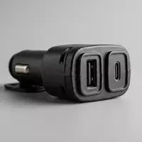 Fotorealistische Studioaufnahme von Autoladegeraet zum Thema Belkin Kfz-Ladegerät BOOST?CHARGE 37W, klare Lichtfuehrung - Foto: THN