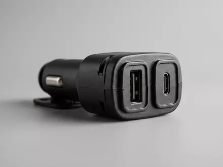 Fotorealistische Studioaufnahme von Autoladegeraet zum Thema Belkin Kfz-Ladegerät BOOST?CHARGE 37W, klare Lichtfuehrung - Foto: THN