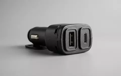Fotorealistische Studioaufnahme von Autoladegeraet zum Thema Belkin Kfz-Ladegerät BOOST?CHARGE 37W, klare Lichtfuehrung - Foto: THN