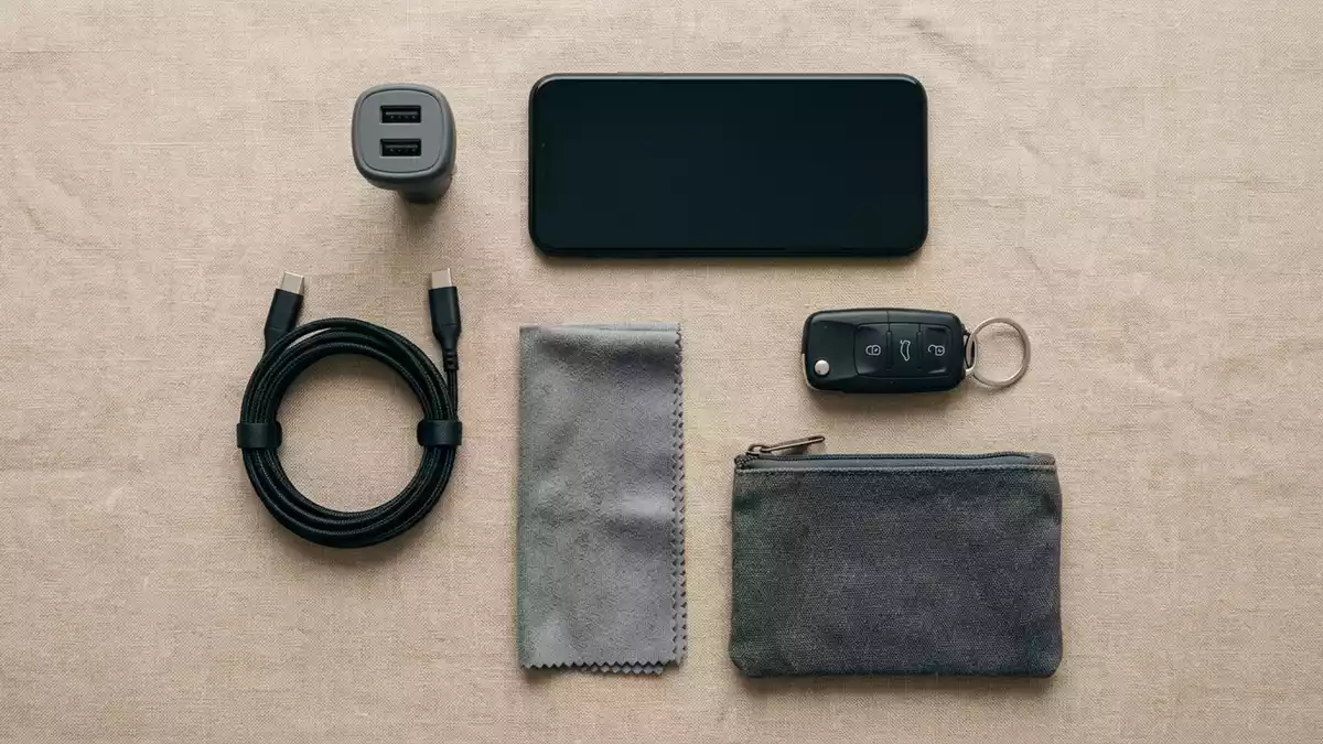 Flatlay-Arrangement rund um Autoladegeraet mit passenden Requisiten von oben, neutral