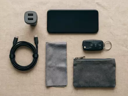 Flatlay-Arrangement rund um Autoladegeraet zum Thema Belkin Kfz-Ladegerät BOOST?CHARGE 37W, weiches Oberlicht - Foto: THN