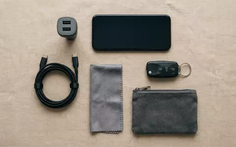Flatlay-Arrangement rund um Autoladegeraet zum Thema Belkin Kfz-Ladegerät BOOST?CHARGE 37W, weiches Oberlicht - Foto: THN