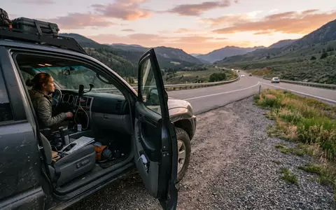 Fotorealistische Aufnahme von Autoladegeraet auf der Reise zum Thema Belkin Kfz-Ladegerät BOOST?CHARGE 37W, warmes Abendlicht - Foto: THN