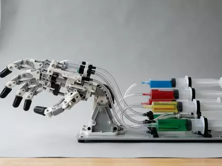 Fotorealistische Studioaufnahme von Roboterhand Bausatz zum Thema KOSMOS Cyborg Hand, klare Lichtfuehrung - Foto: THN