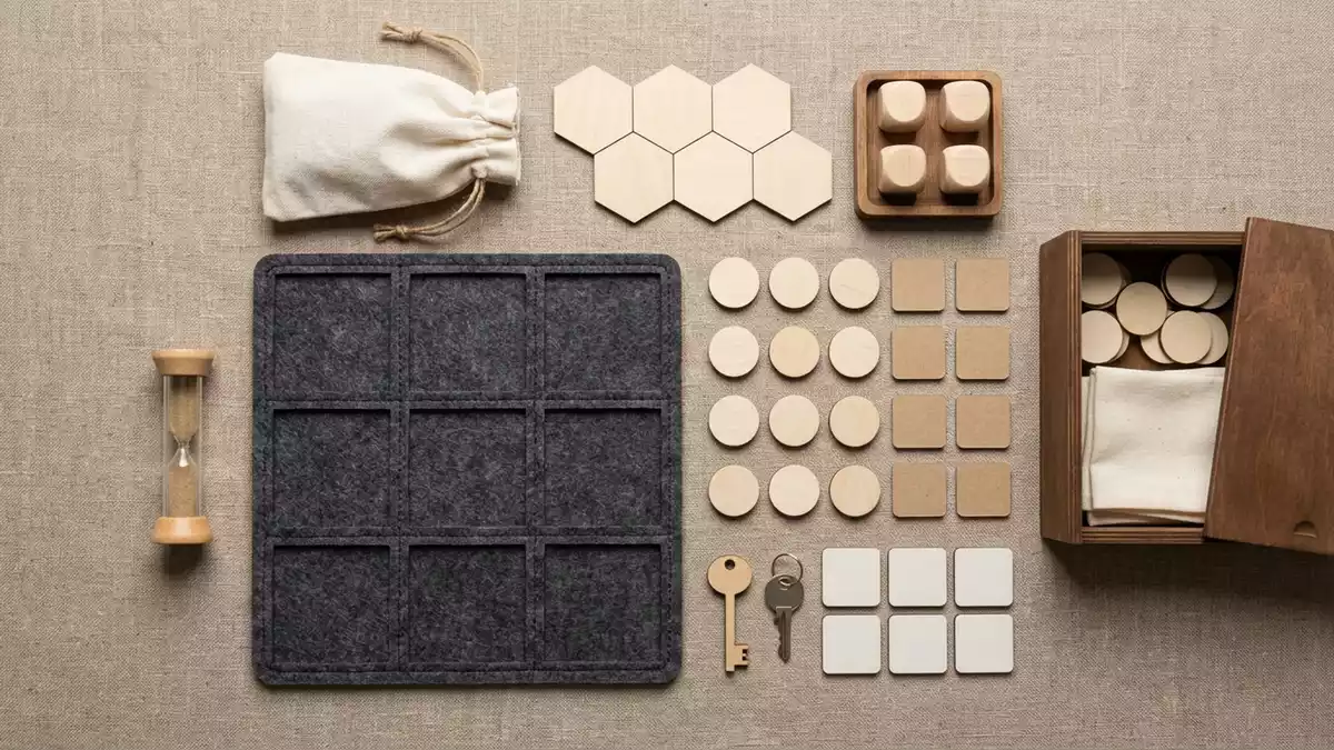 Flatlay-Arrangement rund um Raetselspiel mit passenden Requisiten von oben, neutral