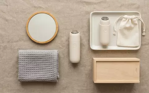 Flatlay-Arrangement rund um Gesichtshaarentferner zum Thema Braun FS1000 Gesichtshaarentferner, weiches Oberlicht, sachlich dargestellt - Foto: THN