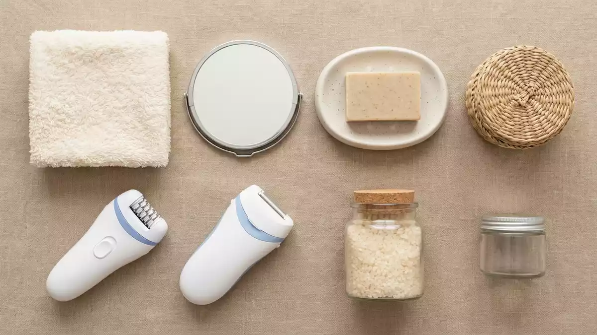 Flatlay-Arrangement rund um Epilierer mit passenden Requisiten von oben, neutral
