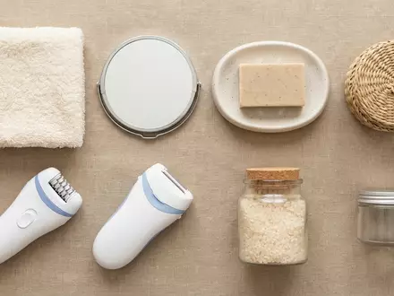 Flatlay-Arrangement rund um Epilierer zum Thema Braun Silk-épil 9 9-720, weiches Oberlicht - Foto: THN