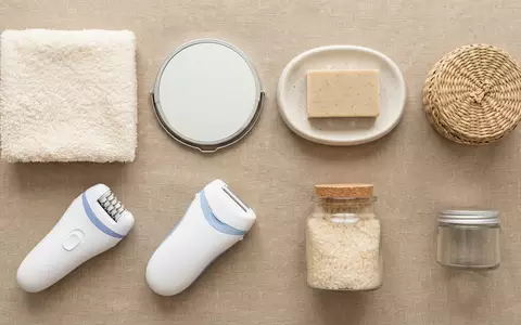 Flatlay-Arrangement rund um Epilierer zum Thema Braun Silk-épil 9 9-720, weiches Oberlicht - Foto: THN