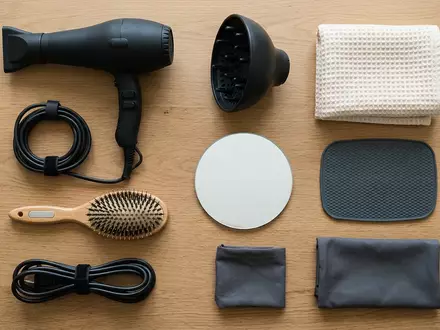 Flatlay-Arrangement rund um Haartrockner zum Thema Braun Satin Hair 7, weiches Oberlicht - Foto: THN