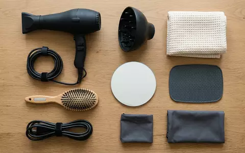 Flatlay-Arrangement rund um Haartrockner zum Thema Braun Satin Hair 7, weiches Oberlicht - Foto: THN