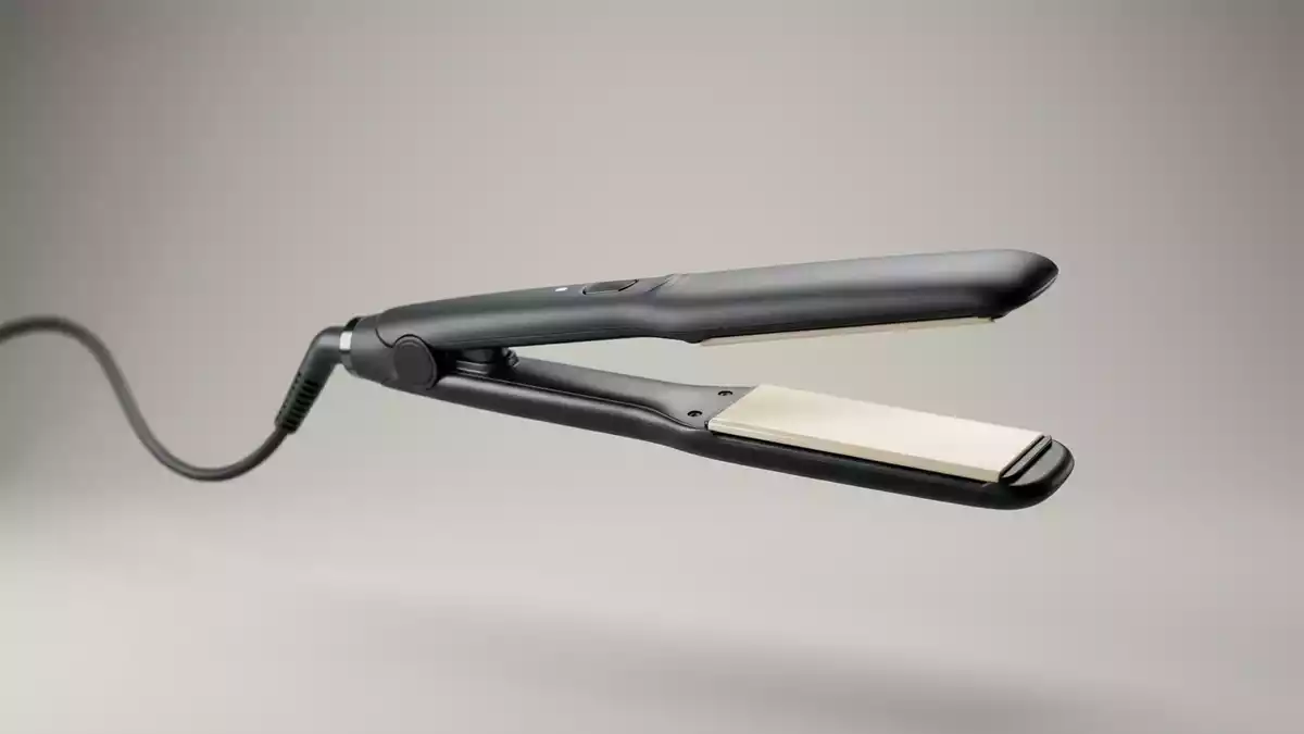 Fotorealistische Studioansicht von Haarglaetter in neutraler Produktdarstellung
