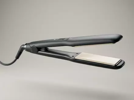Fotorealistische Studioaufnahme von Haarglaetter zum Thema Braun Satin Hair 7, klare Lichtfuehrung - Foto: THN