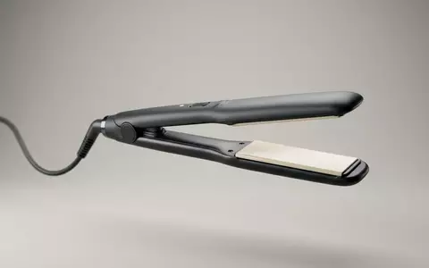 Fotorealistische Studioaufnahme von Haarglaetter zum Thema Braun Satin Hair 7, klare Lichtfuehrung - Foto: THN