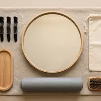 Flatlay-Arrangement rund um Haarglaetter zum Thema Braun Satin Hair 7, weiches Oberlicht - Foto: THN