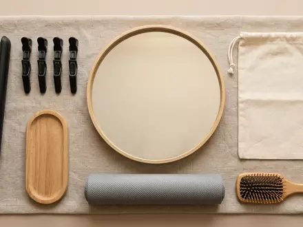 Flatlay-Arrangement rund um Haarglaetter zum Thema Braun Satin Hair 7, weiches Oberlicht - Foto: THN