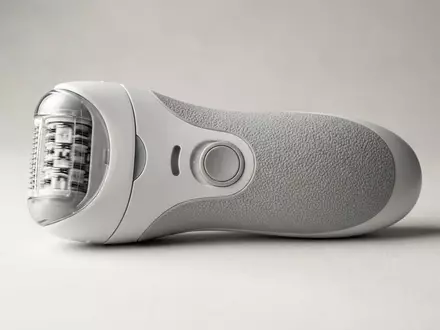 Fotorealistische Studioaufnahme von Epilierer zum Thema Braun Silk-épil 7 7-561, klare Lichtfuehrung - Foto: THN