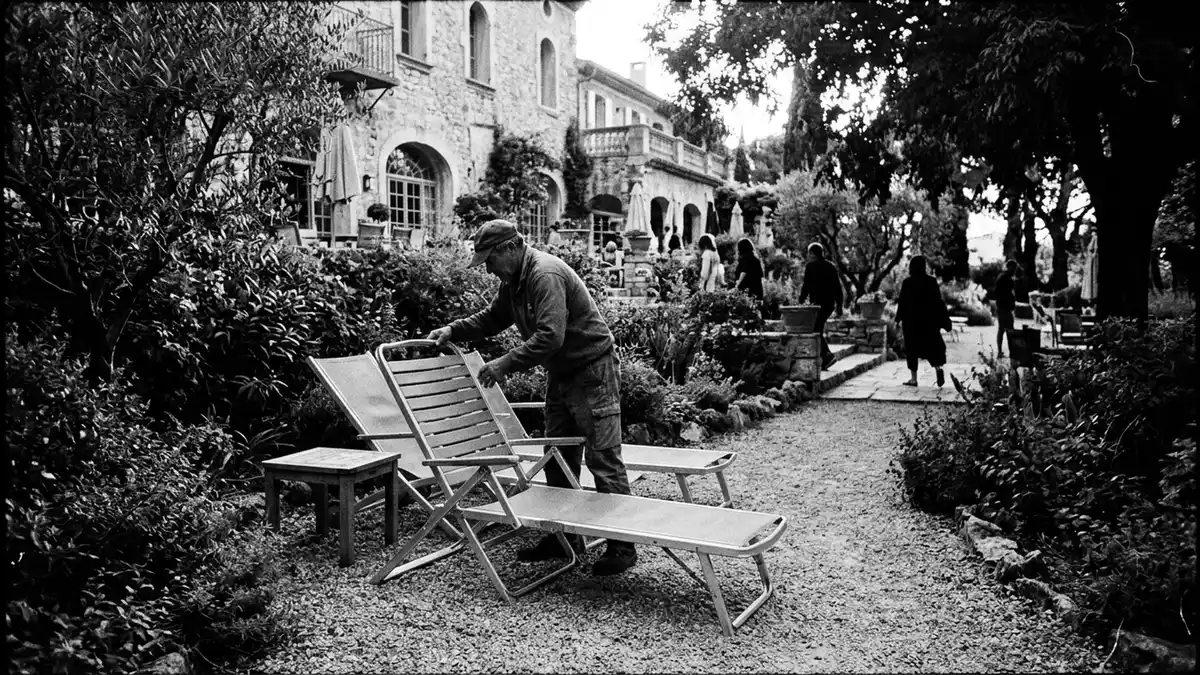 Schwarzweiss-Reportagebild mit Gartenliege in dokumentarischer Arbeitsumgebung